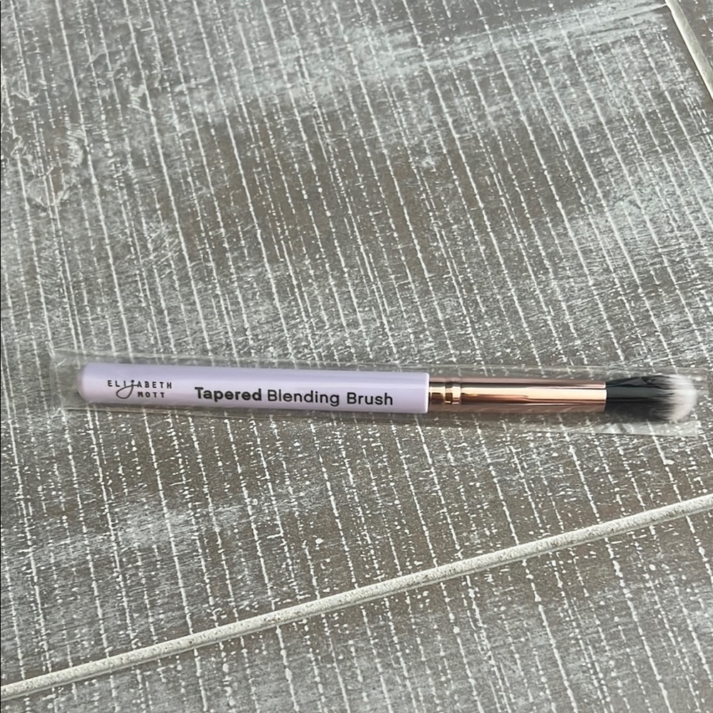 Elizabeth Mott Tapered Blending Brush - Black and Gold